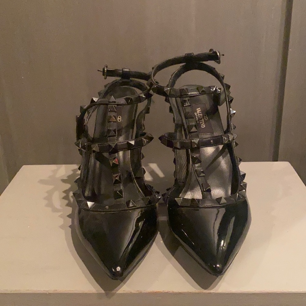 VALENTINO PATENT ROCKSTUD CAGED PUMP 100MM